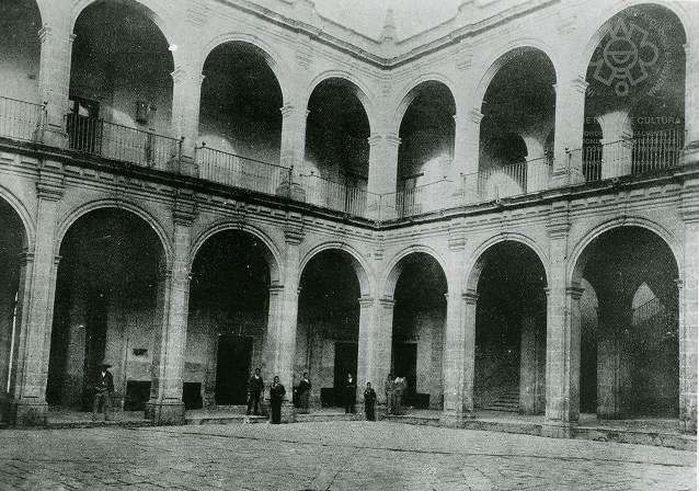 Patio interior de la Escuela Nacional de Comercio, hacia 1880. Esta institución ocupó el edificio del Hospital de Terceros hasta su demolición en 1901 (Secretaría de Cultura-INAH-SINAFO-CNMH.MX, Fototeca Constantino Reyes-Valerio).