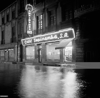 Vista nocturna del Café Tupinamba, en la calle de Bolívar, centro de reunión de exiliados españoles. Julio de 1952. Foto de Earl Leaf/Michael Ochs (Getty Images).