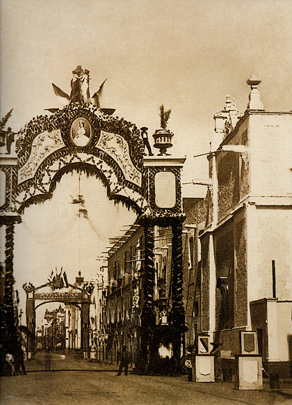 Fotografía del Arco de las Flores, en la esquina de Tacuba y Filomeno Mata, justo atrás de la iglesia de Betlemitas, 1863 (Colección particular).