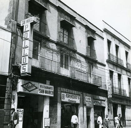 Casa Saraya y Camisería Arcadio's. Calle de Bolívar, 1974. Fotografía de Mariano Monterrosa. (Secretaría de Cultura-INAH-SINAFO-CNMH.MX, Fototeca Constantino Reyes-Valerio).