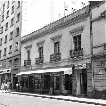 Zapatería en una casa particular dedicada a comercios y viviendas, Calle de Bolívar, hacia 1965. (Secretaría de Cultura-INAH-SINAFO-CNMH.MX, Fototeca Constantino Reyes-Valerio).