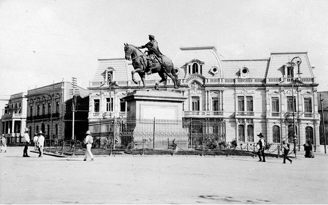El Caballito en el cruce de Bucareli y Paseo de la Reforma, a principios del siglo XX (Secretaría de Cultura-INAH-SINAFO-FN.MX. Archivo Casasola).