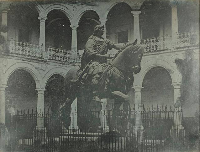 El Caballito en el patio de la Real y Pontificia Universidad de México. Fotografía de Louis Prélier, 1840. (Eastman Museum).