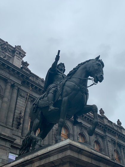 El Caballito en su ubicación actual, en la Plaza Manuel Tolsá, a unos pasos del Museo Interactivo de Economía, 2020.
