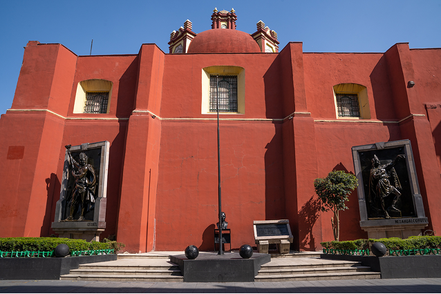El Jardín de la Triple Alianza, con dos de los bronces de los tlatoanis, 2024.
