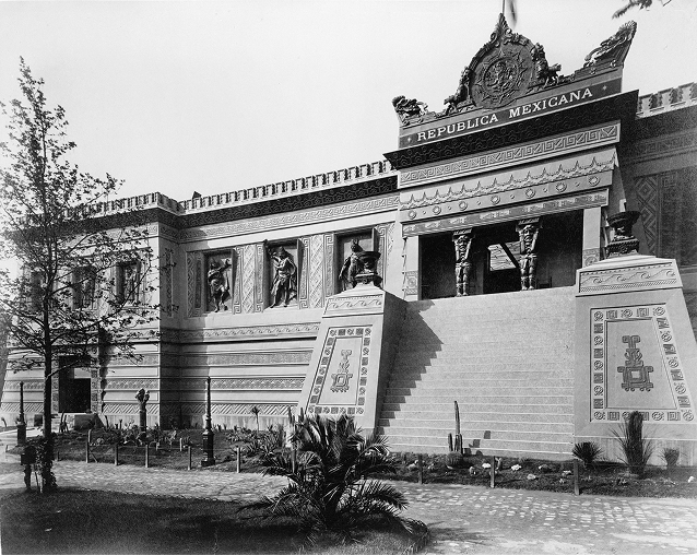 Exterior del Pabellón de México en la Exposición de París, con las esculturas en bronce de Jesús Fructuoso Contreras. Biblioteca del Congreso de los Estados Unidos (Wikimedia Commons).