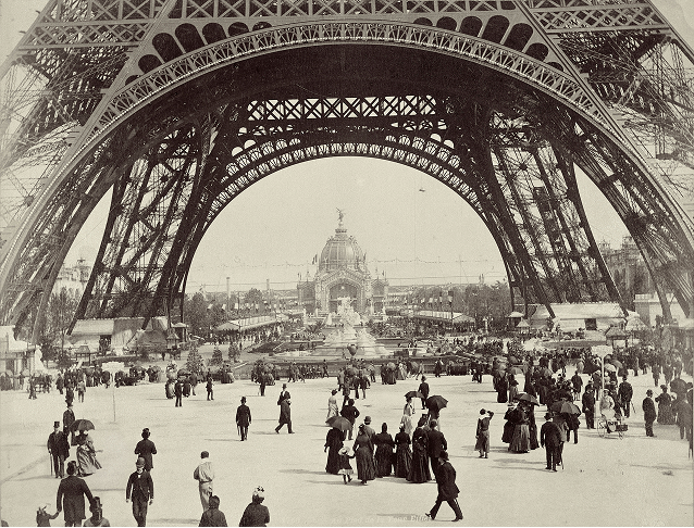 Vista de la Exposición de París al pie de la Torre Eiffel, 1889.
