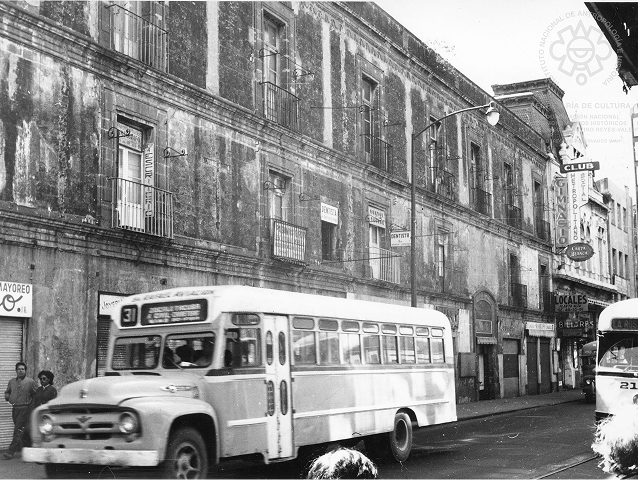 Camión de la línea Zócalo-Tacuba y fachada ex convento de Betlemitas por la calle de Tacuba, alrededor de 1965 (Secretaría de Cultura-INAH-SINAFO-CNMH.MX, Fototeca Constantino Reyes-Valerio).