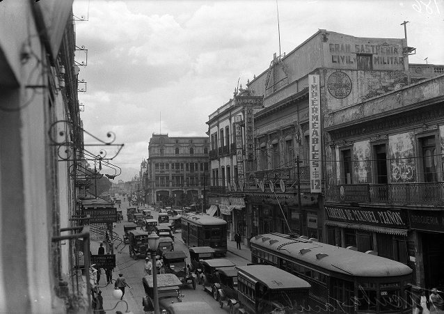 Vista del tránsito en la calle de Tacuba desde una de las ventanas del exconvento de Betlemitas, 1927 (Secretaría de Cultura-INAH-SINAFO-FN.MX. Archivo Casasola).