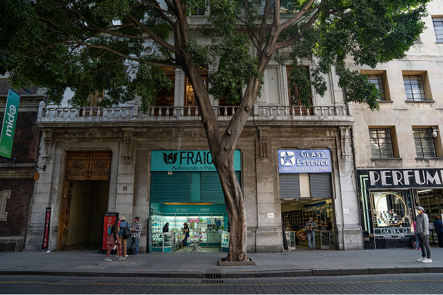 A un lado del MIDE se encuentra la casa de mármol que perteneció a la familia Romero Rubio (izquierda) y un edificio de departamentos (derecha), que aloja una de las perfumerías más antiguas de la ciudad. Ambos predios formaron parte del convento de Betlemitas y fueron ocupados por el Establecimiento de Ciencias Médicas y el Colegio de la Nueva Enseñanza durante el siglo XIX.
