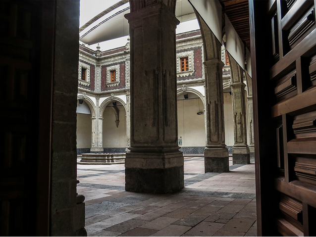 Claustro del ex convento de Betlemitas, Ciudad de México. Foto de Ricardo Herrera (MIDE, Museo Interactivo de Economía).