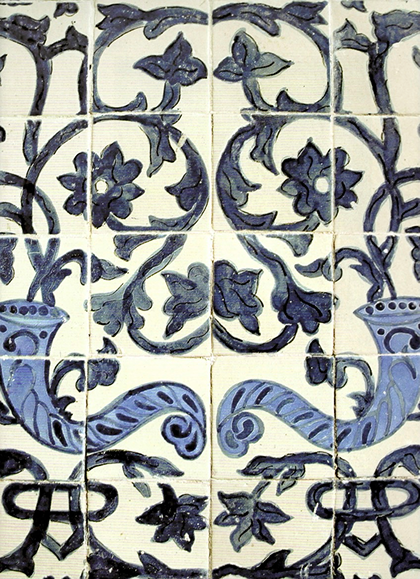 Flor de esquisúchil en los azulejos del ex convento de Betlemitas, Ciudad de México (MIDE, Museo Interactivo de Economía).