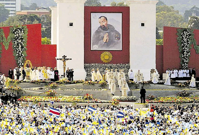 Misa de canonización del hermano Pedro oficiada por Juan Pablo II. Guatemala, 30 de julio de 2002 (Hemeroteca Prensa Libre).