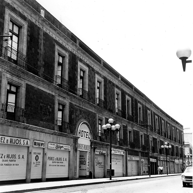 El Hotel Ambos Mundos a mediados de la década de los 70. Fotografía de Mariano Monterrosa, 1974 (Secretaría de Cultura-INAH-SINAFO-CNMH.MX, Fototeca Constantino Reyes-Valerio).