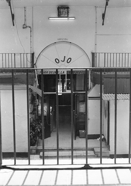 Patio interior del Hotel Ambos Mundos desde las habitaciones del primer piso. Fotografía de José A. Rojas Loa, 1970-74 (Secretaría de Cultura-INAH-SINAFO-CNMH.MX, Fototeca Constantino Reyes-Valerio).
