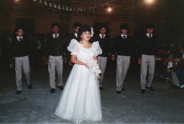 La quinciañera con sus chambelanes. Un ejemplo de las fiestas de Betlemitas (Fotografía cortesía de la familia Vázquez).