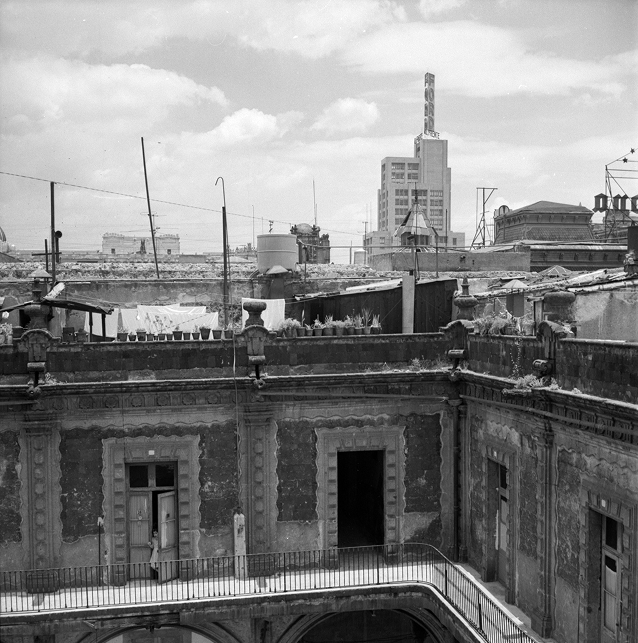 Cuando Juanita llegó a vivir a Betlemitas rentó un cuarto de madera en la azotea, como el que se ve en esta fotografía que tomó Nacho López hacia 1957. (Secretaría de Cultura-INAH-SINAFO-FN.MX. Colección Nacho López).