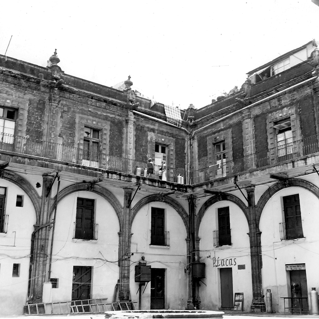 Vista del patio de la vecindad de Betlemitas en la época en que Juanita vivió en el edificio. Fotografía de Mariano Monterrosa, 1974. (Secretaría de Cultura-INAH-SINAFO-CNMH.MX, Fototeca Constantino Reyes-Valerio).
