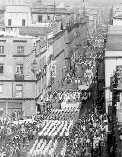 Un desfile deportivo a su paso por las calles de Tacuba y Guatemala, hacia 1968. Juanita aprovechaba para salir a vender buñuelos durante este tipo de eventos. (Secretaría de Cultura-INAH-SINAFO-FN.MX).