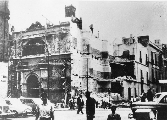 Demolición del edificio de lo que fue la imprenta de Filomeno Mata para liberar el antiguo atrio de la Iglesia de Betlemitas, hacia 1955 (Secretaría de Cultura-INAH-SINAFO-CNMH.MX, Fototeca Constantino Reyes-Valerio).