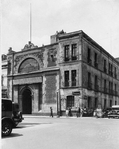 Fotografía del edificio que Mata mandó construir en el antiguo atrio de la Iglesia de Betlemitas (hacia 1928). Además de usarlo como vivienda, ahí tuvo su imprenta hasta 1911. Fotografía de Manuel Ramos (Secretaría de Cultura-INAH-SINAFO-CNMH.MX, Fototeca Constantino Reyes-Valerio).