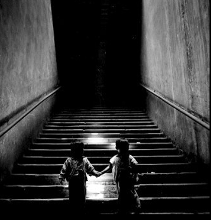 Niños tomados de las manos en las escalinatas de una vecindad, hacia 1963. Es muy probable que se trate del edificio de Betlemitas. Fotografía de Nacho López (Secretaría de Cultura-INAH-Colección Nacho López, Fototeca Nacional).