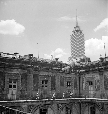 Vista de la vecindad en la década de los 50 del siglo pasado. El corredor volado conectaba los departamentos del segundo piso. Fue retirado durante la restauración del edificio (Secretaría de Cultura-INAH-SINIFO-FN.MX, Colección Nacho López).