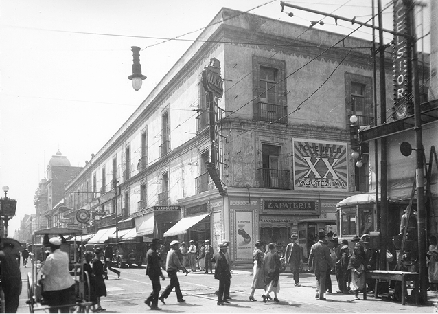 Locales comerciales de Betlemitas (esquina de Tacuba y Bolívar), hacia 1925. Fotografía de Manuel Ramos (Secretaría de Cultura-INAH-SINAFO-CNMH.MX, Fototeca Constantino Reyes-Valerio).