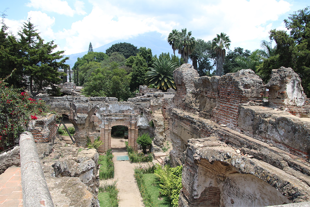 Restos del Hospital de Nuestra Señora de Belén, en la ciudad de Antigua, Guatemala.  Fotografía de Roberto Andreu.