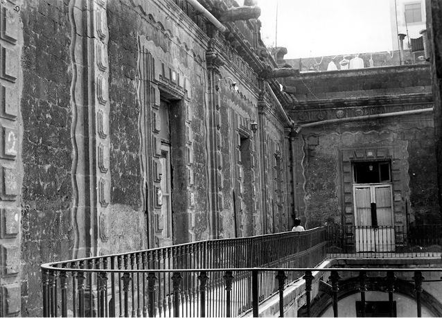 El corredor elevado de la vecindad de Betlemitas. Fotografía de José A. Rojas Loa, hacia 1970. (Secretaría de Cultura-INAH-SINAFO-CNMH.MX, Fototeca Constantino Reyes-Valerio).
