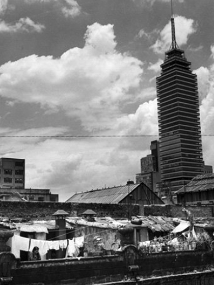 Tendederos en la azotea de Betlemitas, hacia 1957.  Al fondo puede verse la Torre Latinoamericana aún sin terminar.  Fotografía de Nacho López. (Secretaría de Cultura-INAH-SINAFO-FN.MX. Colección Nacho López).