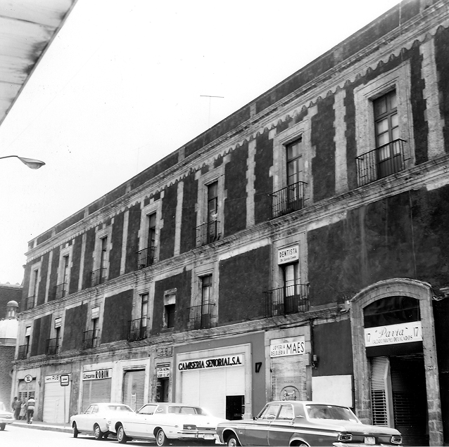 Exterior de la vecindad de Betlemitas por la calle de Tacuba. Fotografía de Mariano Monterrosa, 1974. (Secretaría de Cultura-INAH-SINAFO-CNMH.MX, Fototeca Constantino Reyes-Valerio).