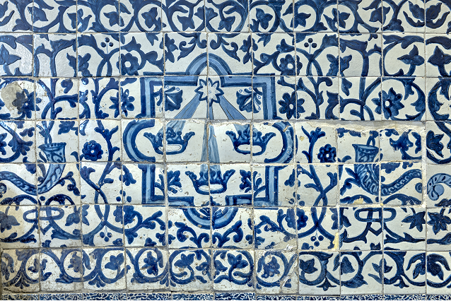 Azulejos con el escudo de la orden de los Betlemitas.  (MIDE, Museo Interactivo de Economía).