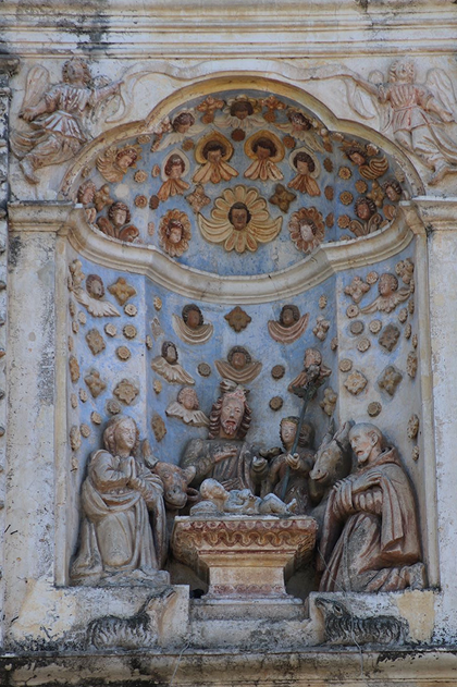 La Natividad, portada del Convento e Iglesia de Nuestra Señora de Belén, Antigua, Guatemala.  A la derecha, el hermano Pedro muestra su devoción por el niño Jesús.  Fotografía de Roberto de Andreu.