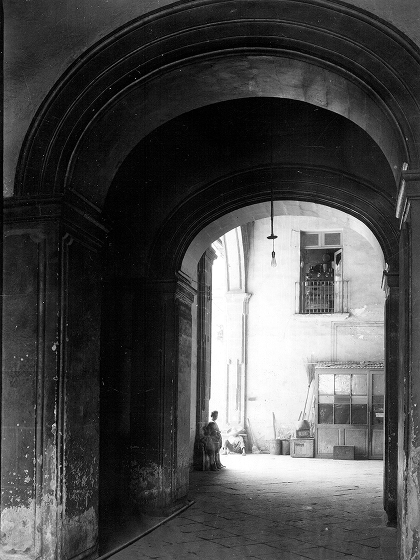 Entrada al edificio por Tacuba 17, hacia 1928.  Fotografía de Manuel Ramos (Secretaría de Cultura-INAH-SINAFO-CNMH.MX, Fototeca Constantino Reyes-Valerio).