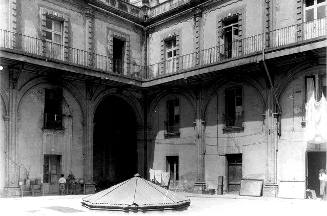 El patio principal durante las primeras décadas del siglo XIX.  Los departamentos del primer piso pronto se convertirían en negocios y bodegas.  Fotografía de Manuel Ramos, hacia 1928 (Secretaría de Cultura-INAH-SINAFO-CNMH.MX, Fototeca Constantino Reyes-Valerio).