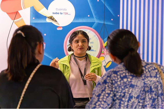 Los mediadores del MIDE, en diálogo permanente con el visitante. Fotografía de Alejandra Carbajal.