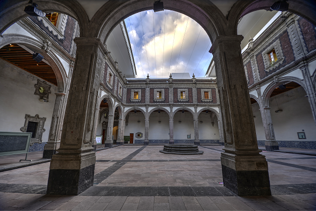 Patio principal del ex convento de Betlemitas, hoy MIDE, Museo Interactivo de Economía.  Fotografía de Abel Ibáñez.