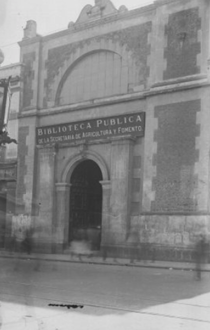 Biblioteca Pública de la Secretaría de Agricultura y Fomento, que vino a sustituir a la Biblioteca Popular Cinco de Mayo.  Fotografía de Agustín Casasola, hacia 1910. (Secretaría de Cultura-INAH-SINAFO-FN.MX, Colección Casasola).