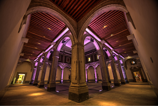 Imagen nocturna del patio principal tras la restauración del edificio. Fotografía de Ricardo Herrera.