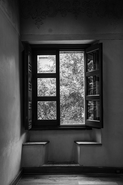Ventana de una de las celdas del ex convento de Betlemitas, hoy sede del MIDE, Museo Interactivo de Economía.  Fotografía de Alejandra Carbajal.