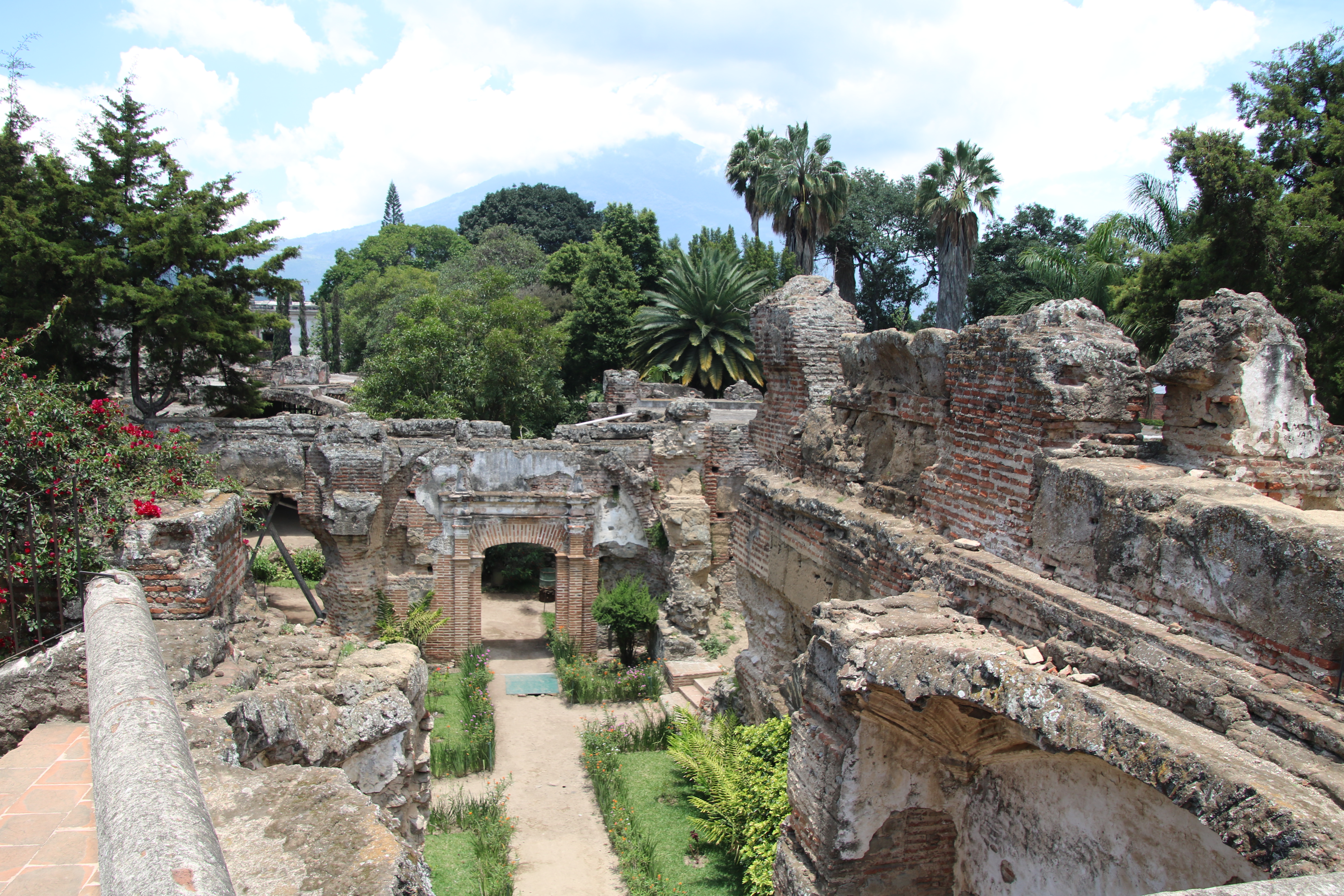 Restos del hospital de los Betlemitas en la ciudad de Antigua, Guatemala. Fotografía de Roberto Andreu.