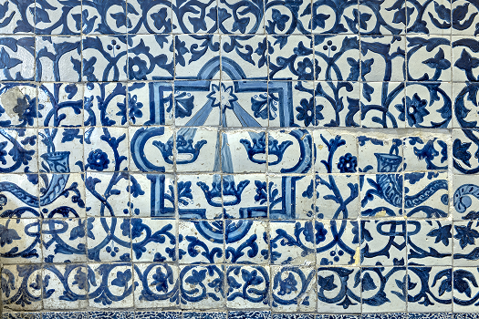 Azulejos con el escudo de la orden de los Betlemitas en el claustro principal del ex convento.
