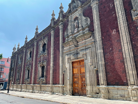 Fachada del Colegio de las Vizcaínas, obra del arquitecto Lorenzo Rodríguez. Fotografía de Roberto Fiesco.
