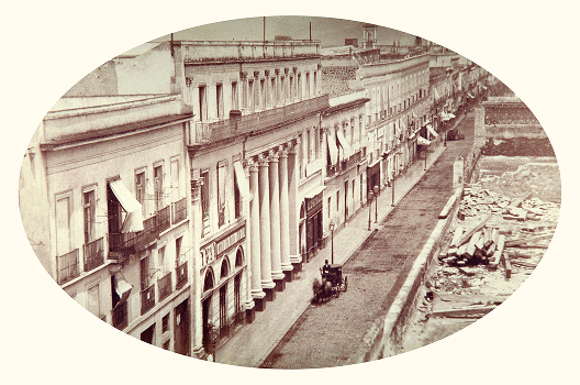 Vista de la calle Vergara, hoy Bolívar, con el Teatro Nacional en primer plano, hacia 1860. Fotografía de Julio Michaud. Colección privada.