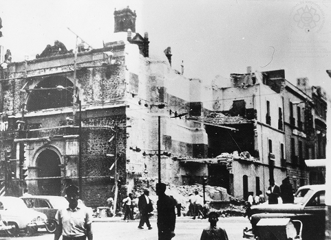 Demolición del edificio de la antigua imprenta de Filomeno Mata para liberar el atrio de la Iglesia de Betlemitas, hacia 1955. Secretaría de Cultura-INAH-SINAFO-CNMH.MX, Fototeca Constantino Reyes-Valerio.