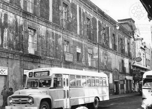 Camión de la línea Zócalo-Tacuba y fachada del ex convento de Betlemitas, hacia 1965. Secretaría de Cultura-INAH-SINAFO-CNMH.MX, Fototeca Reyes-Valerio.