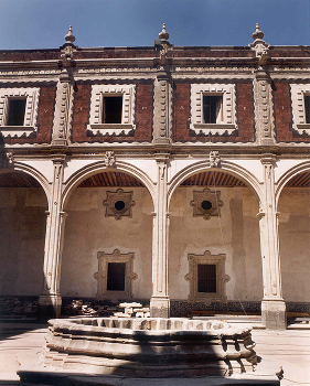 El claustro principal del antiguo convento tras su restauración. Fotografía del Banco de México.